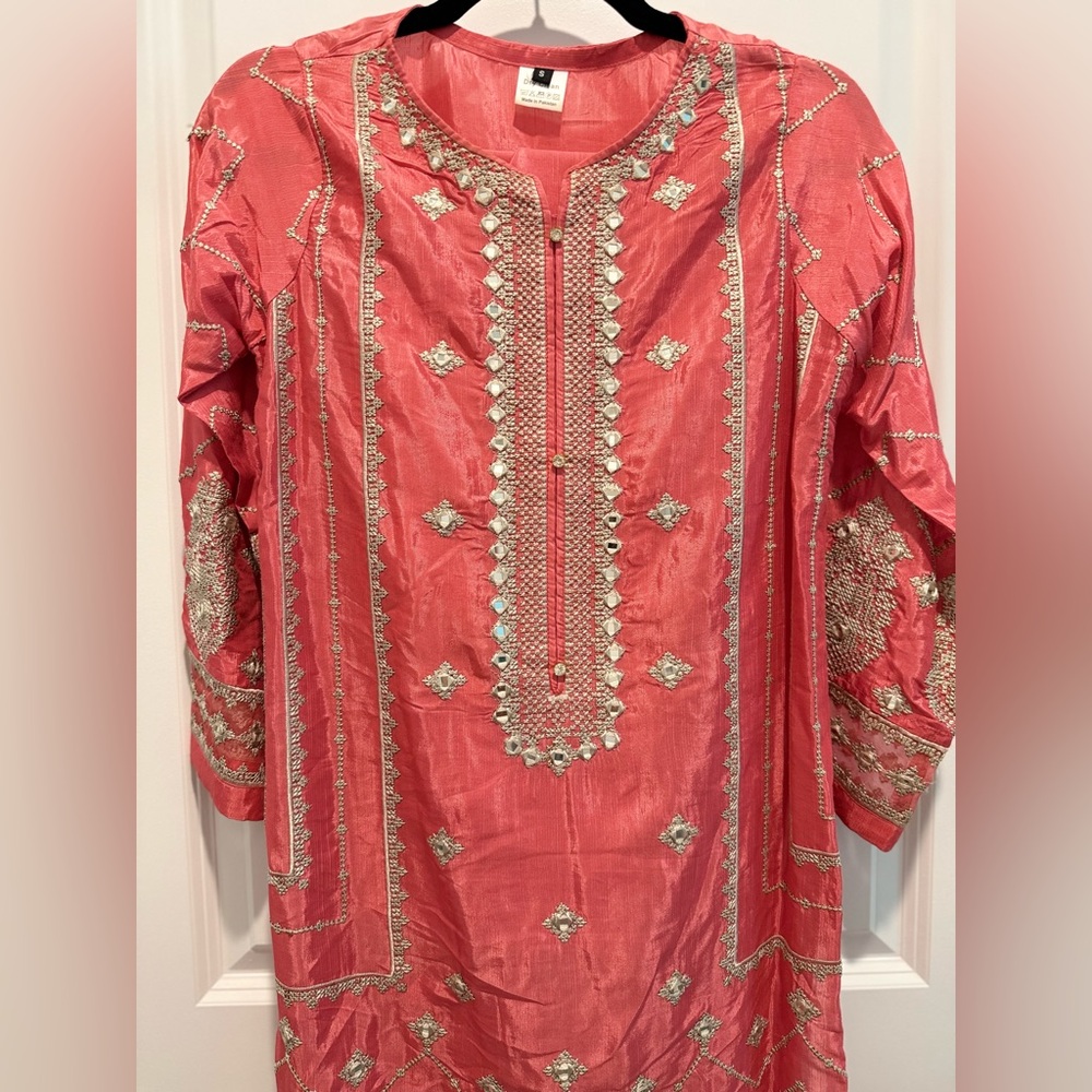 Embroidered pink coral suit - Picture 3 of 4